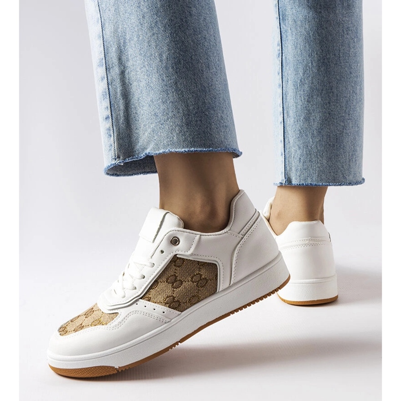 Inna Tênis branco decorado com o monograma Isidor 1