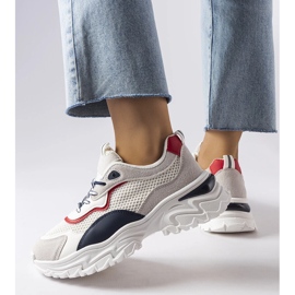 Inna Tênis branco com banda de rodagem visível da Rosita 1