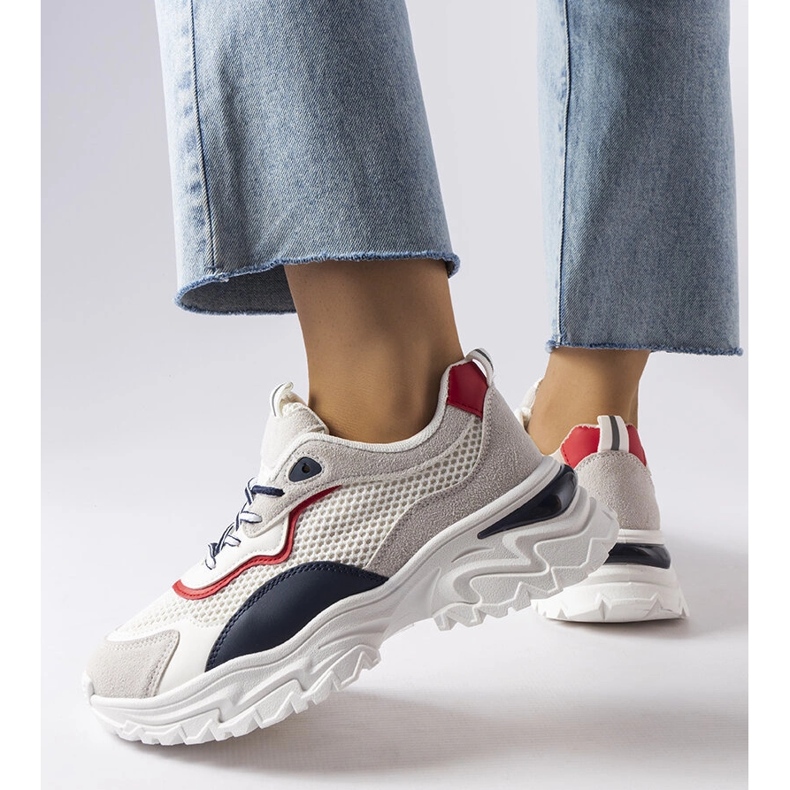 Inna Tênis branco com banda de rodagem visível da Rosita 1