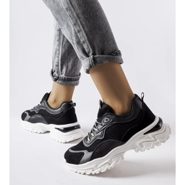 Inna Tênis preto com banda de rodagem visível da Rosita 1