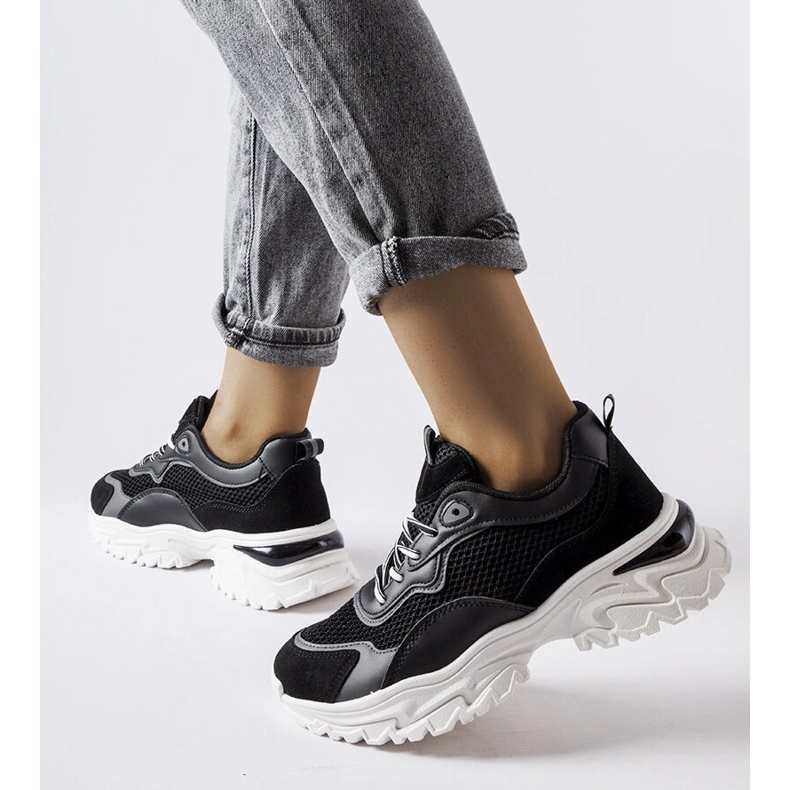 Inna Tênis preto com banda de rodagem visível da Rosita 1