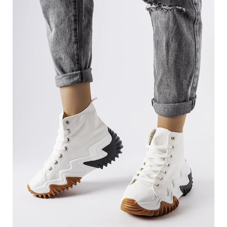 Tênis esportivo branco com sola grossa da Toro 1