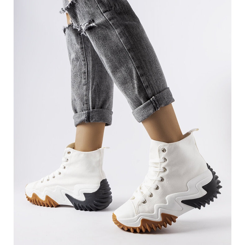 Tênis esportivo branco com sola grossa da Toro 2