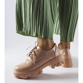 Sapatos bege de couro envernizado Kelly 1