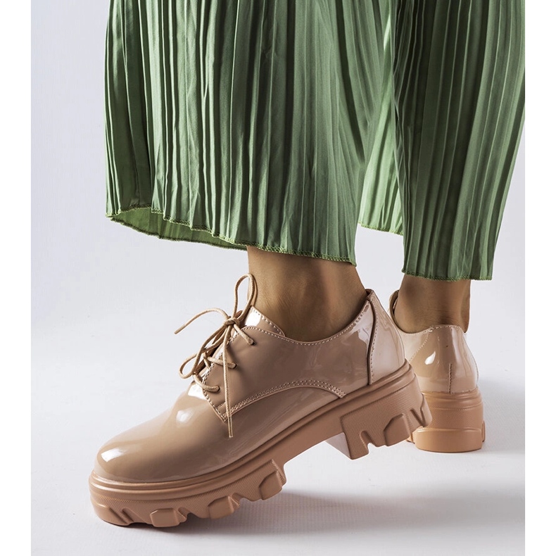 Sapatos bege de couro envernizado Kelly 1