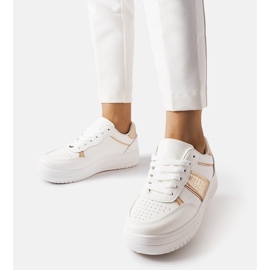 Tênis esportivos branco e dourado da Parma 1