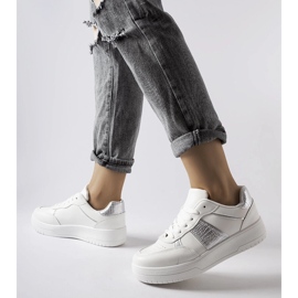 Tênis esportivos brancos e prateados da Parma 1