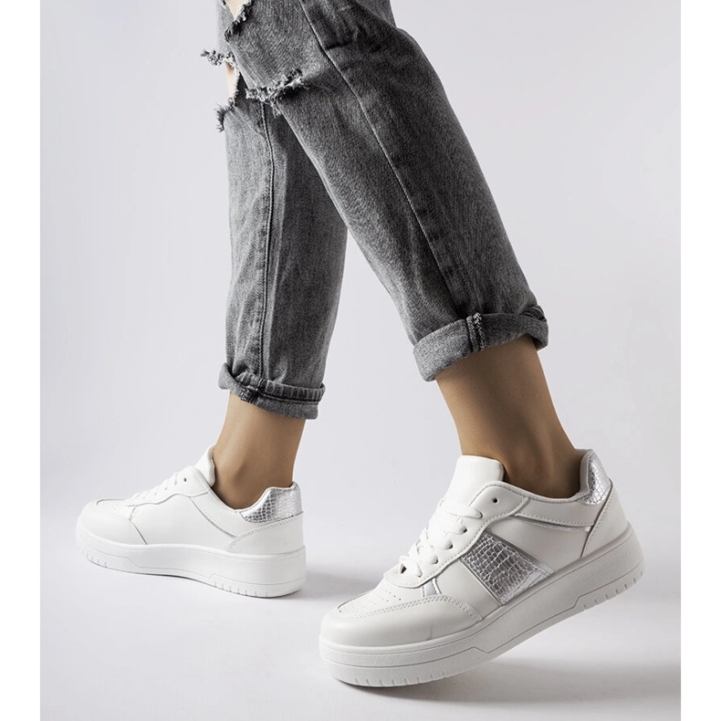 Tênis esportivos brancos e prateados da Parma 1