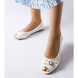 Bailarinas brancas perfuradas com strass da Creek branco 1