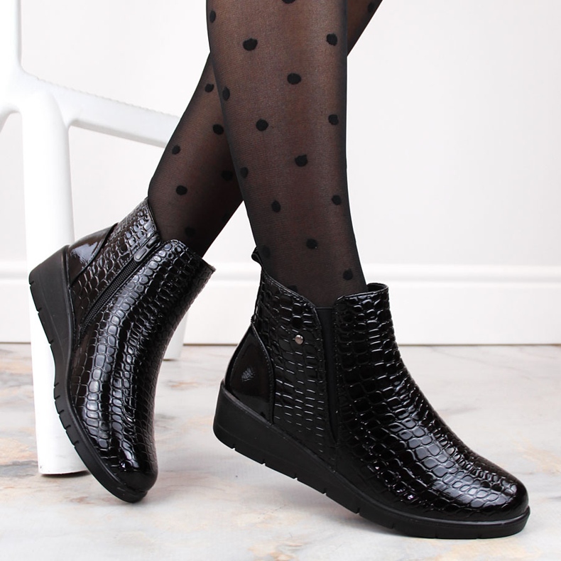 Botins femininos pretos envernizados com cunha na virilha, T.Sokolski Z23-333 1