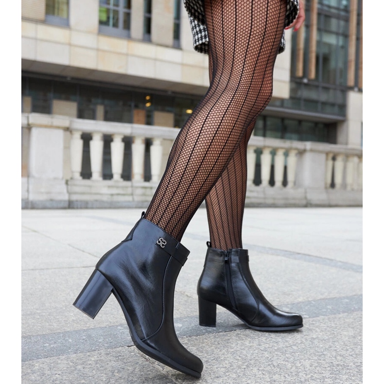 Botins pretos com isolamento e strass Barreto 2