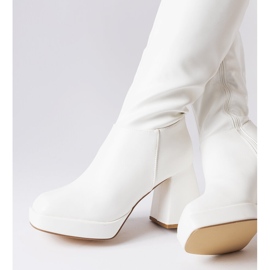 Botas brancas em um poste maciço de Villanova branco 1 Botas brancas em um poste maciço de Villanova branco 1