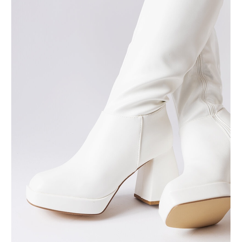 Botas brancas em um poste maciço de Villanova branco 1 Botas brancas em um poste maciço de Villanova branco 1