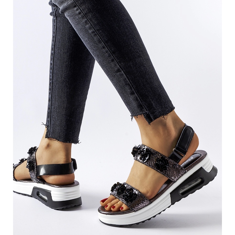 Inna Sandálias de cunha cinza com flores de Stamford prata 1 Inna Sandálias de cunha cinza com flores de Stamford prata 1