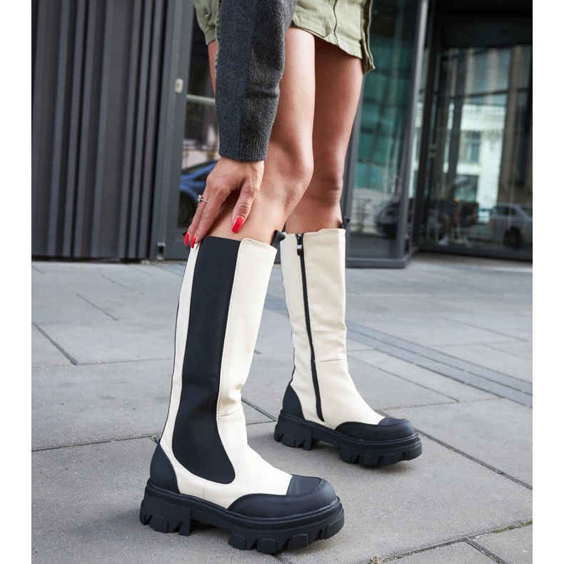 Botas enormes bege com banda de rodagem da Barrios 2