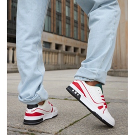 Inna Os sapatos brancos e vermelhos de Archie com língua verde 2