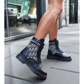 Botas pretas decoradas com monograma preto 2