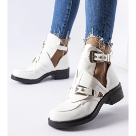 Botins brancos com recortes da Sperone 1