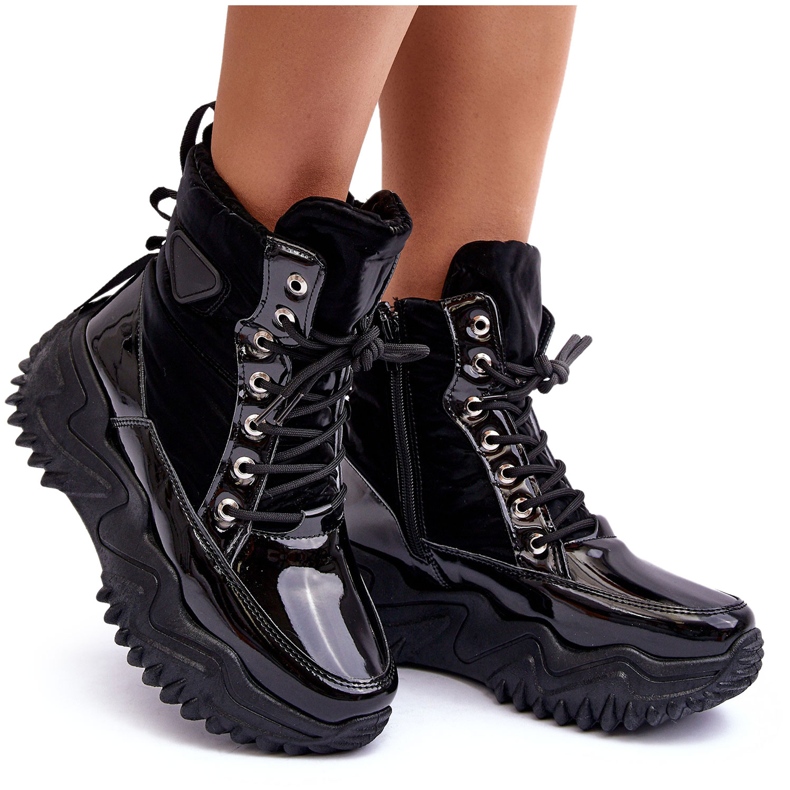 Botins isolados em plataforma enorme, preto 3