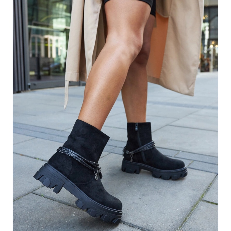 Botins pretos com pulseira decorativa 2