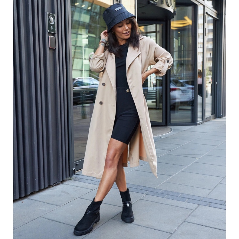 Botins pretos com pulseira decorativa 1