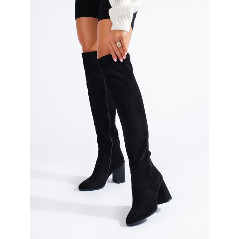 Botas Shelovet femininas em um post estiloso preto 1