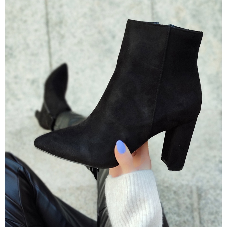 Botas femininas de camurça clássicas no poste bege 2 Botas femininas de camurça clássicas no poste bege 2