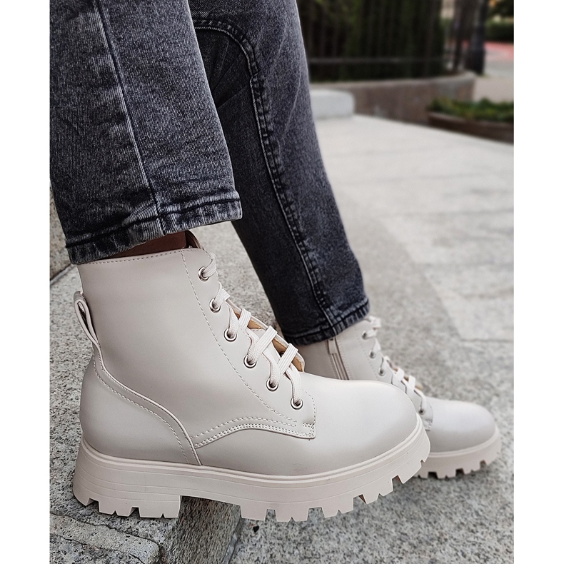 Botas de mulher bege com atacadores 1