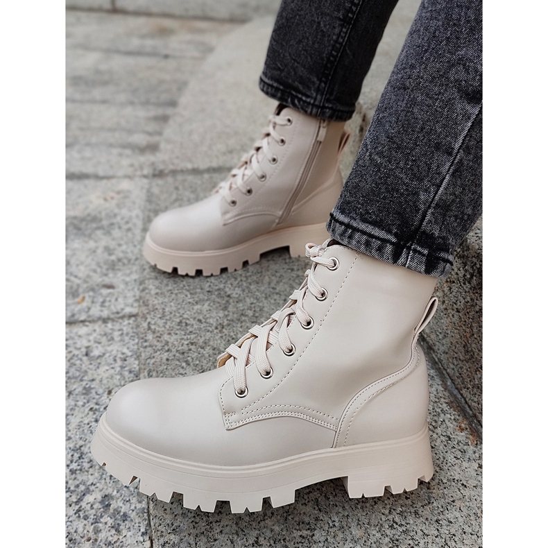 Botas de mulher bege com atacadores 2