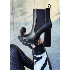 Botas pretas em poste alto e plataforma preto 2