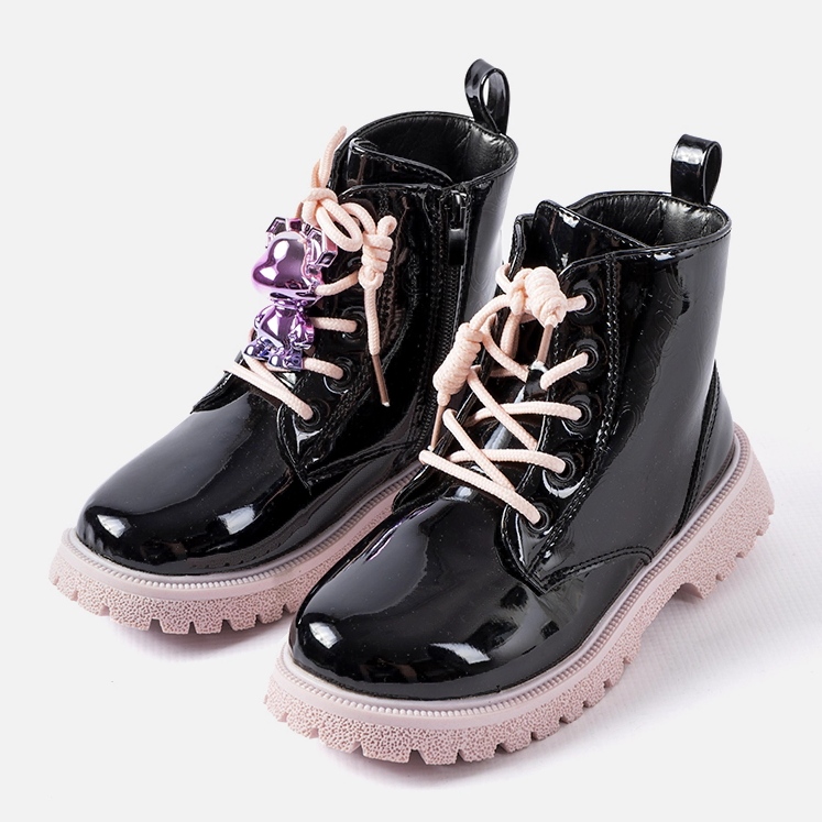 Evento Botas envernizadas pretas e rosa com ursinho de pelúcia Orso preto 1