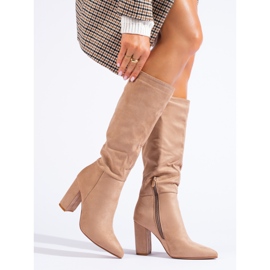 Botas bege clássicas para mulheres no poste Shelovet feitas de camurça ecológica marrom 1