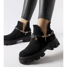 Botins pretos recortados com pulseira Accettura 1