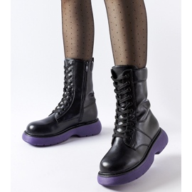 Sapatos pretos isolados com sola roxa Beata 1 Sapatos pretos isolados com sola roxa Beata 1