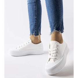 Tênis branco em plataforma grossa Fortunata 1