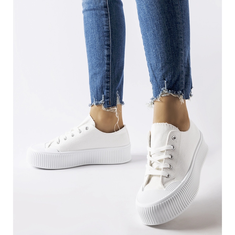 Tênis branco em plataforma grossa Fortunata 1