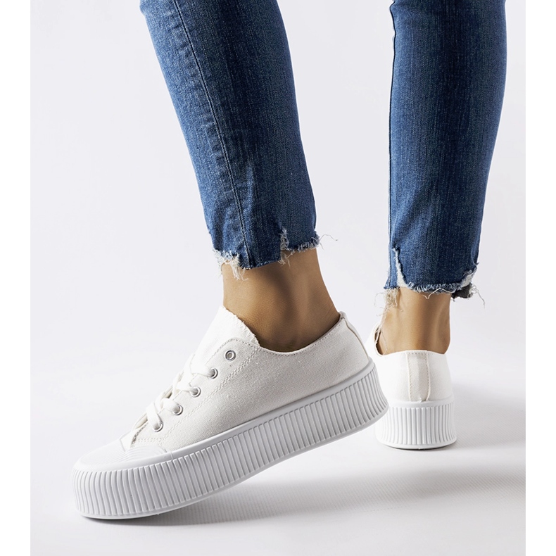 Tênis branco em plataforma grossa Fortunata 2