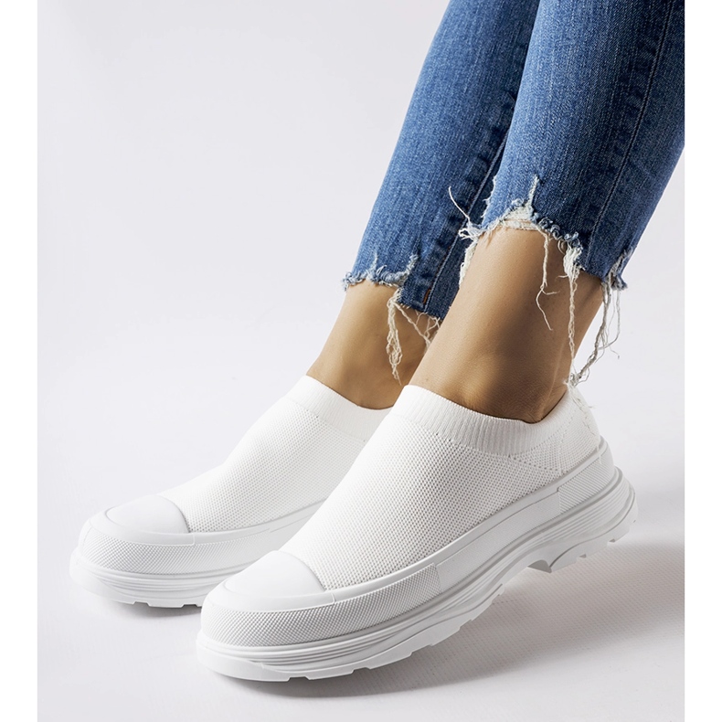 Tênis slip-on branco na plataforma Baratili 1