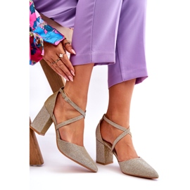 Bombas elegantes de salto alto dourado brilhante 3