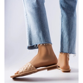 Chinelos bege elegantes com acolchoado da Labrie 1