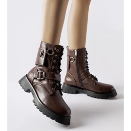 Trabalhadores isolados marrons com bolsa de Manzoni marrom 1