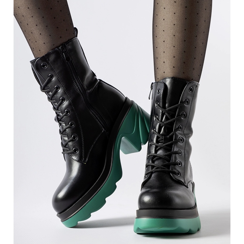 Trabalhadores isolados negros num poste náutico Costa preto 1