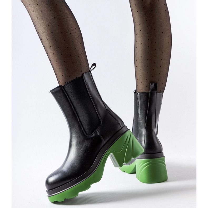 Botins pretos com isolamento e salto Tirano verde 1 Botins pretos com isolamento e salto Tirano verde 1