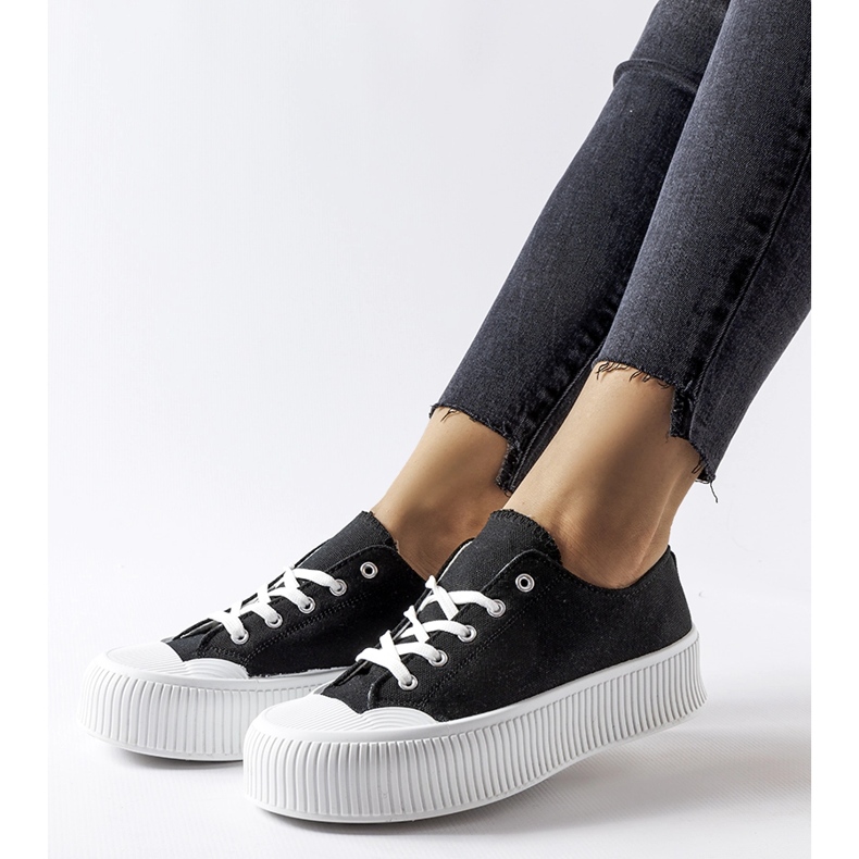 Tênis preto em plataforma Fortunata branca 1