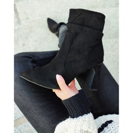 Botas pretas femininas em poste decorado preto 2