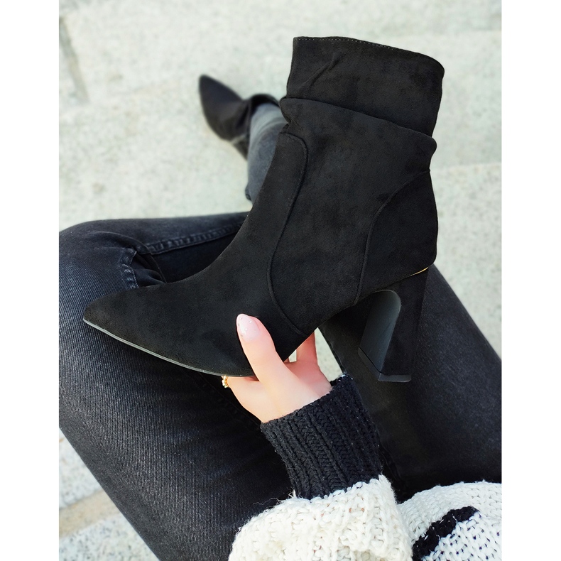 Botas pretas femininas em poste decorado preto 2