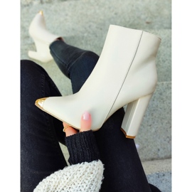 Botas de senhora bege com tachas decorativas 2