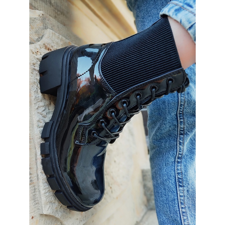Botas femininas pretas lacadas no poste preto 1