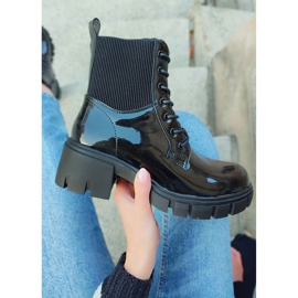 Botas femininas pretas lacadas no poste preto 2