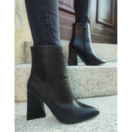 Botas pretas em um poste em forma de triângulo preto 1